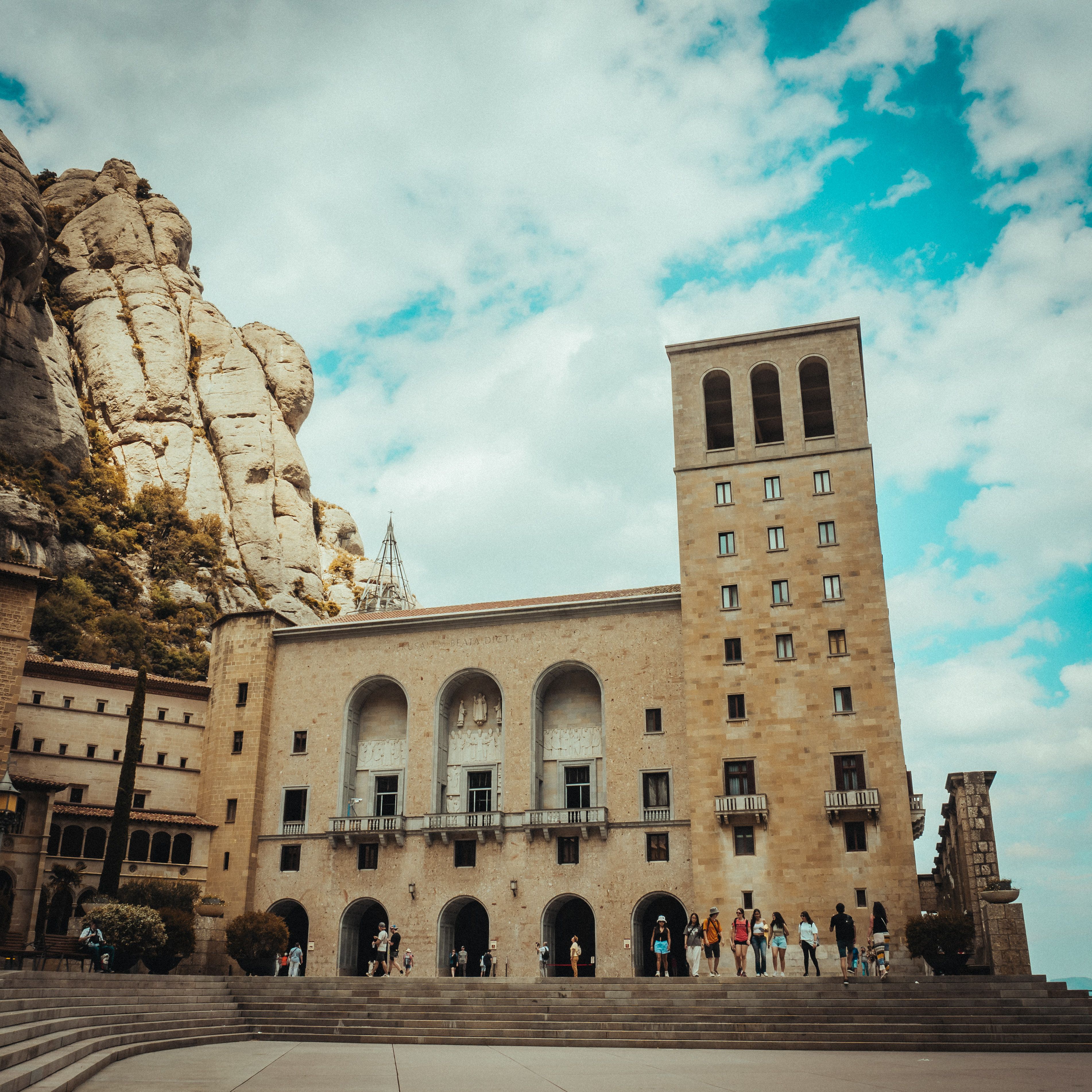 Tour a Montserrat desde Barcelona con basílica y tren cremallera